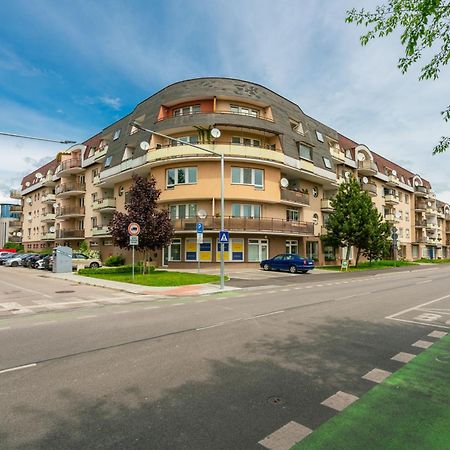 Apartmany Zlatovska Trencin Exterior photo