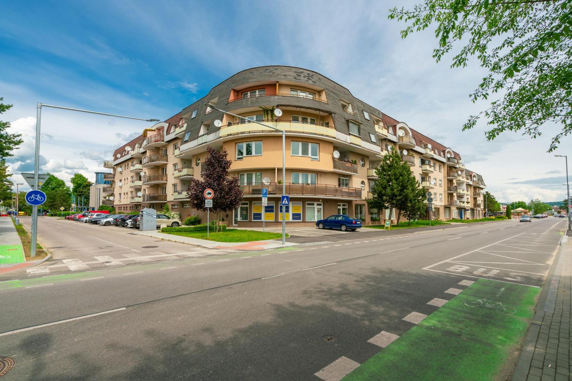 Apartmany Zlatovska Trencin Exterior photo